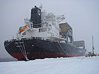  沖館埠頭にて雪の中の荷役作業