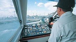 さまざまな計器がある監督測量船の運転室