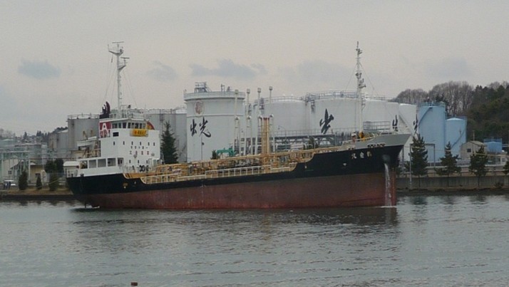 塩釜港：震災後入港したタンカーの様子