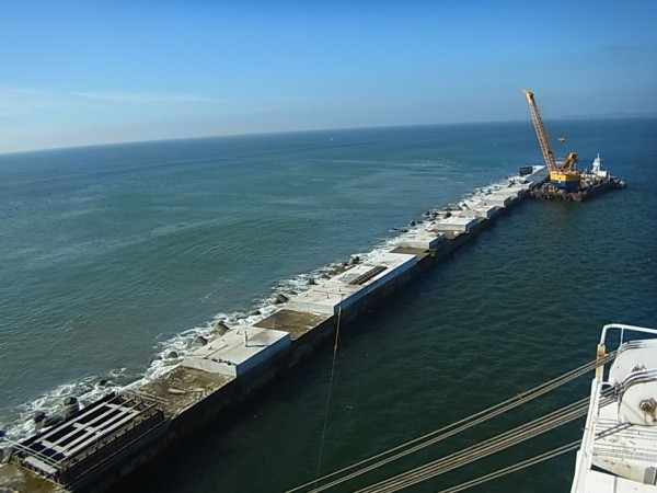 石巻港区南防波堤の本格復旧の様子