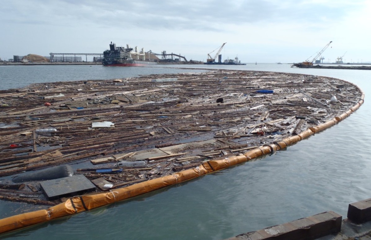 啓開作業の様子（浮遊物の封じ込め）
