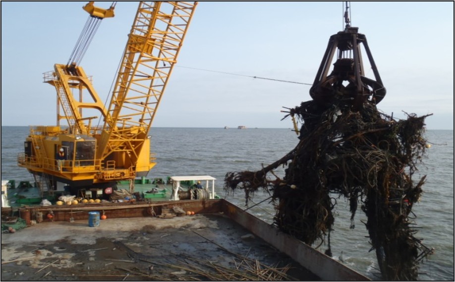 塩釜港：航路啓開作業の様子（漂流物・沈下物の除去）