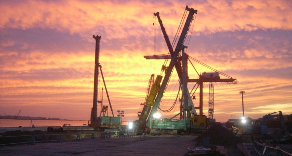 仙台港：早朝から工事をする様子（航路啓開・復旧作業）