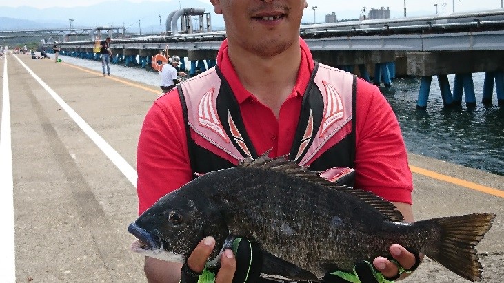 クロダイを釣った釣り人