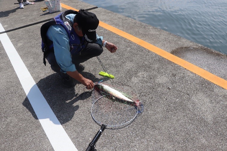 サワラを釣った釣り人