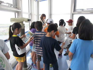 朝倉小学校の見学の様子