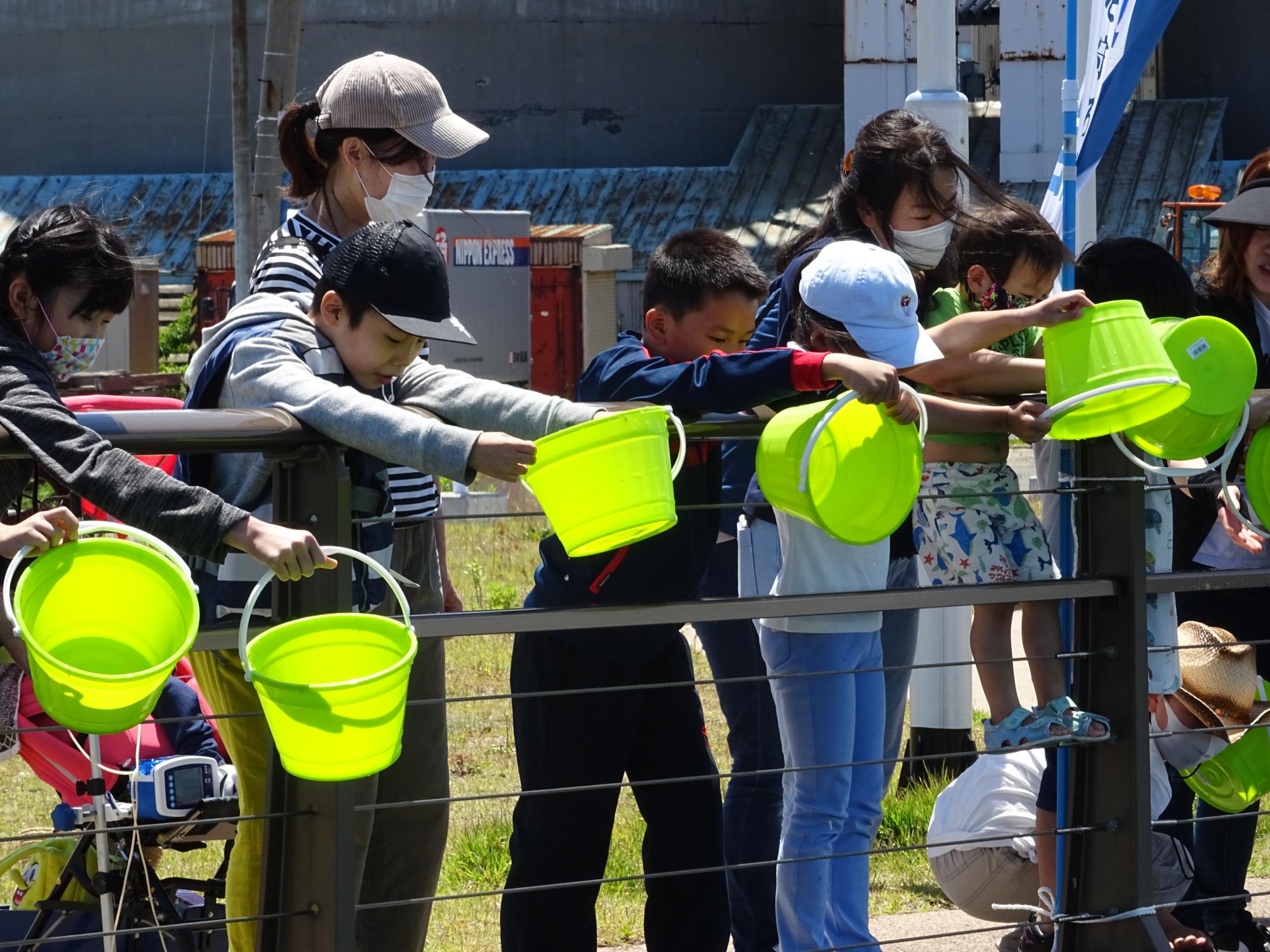 稚魚を放流する子供たち