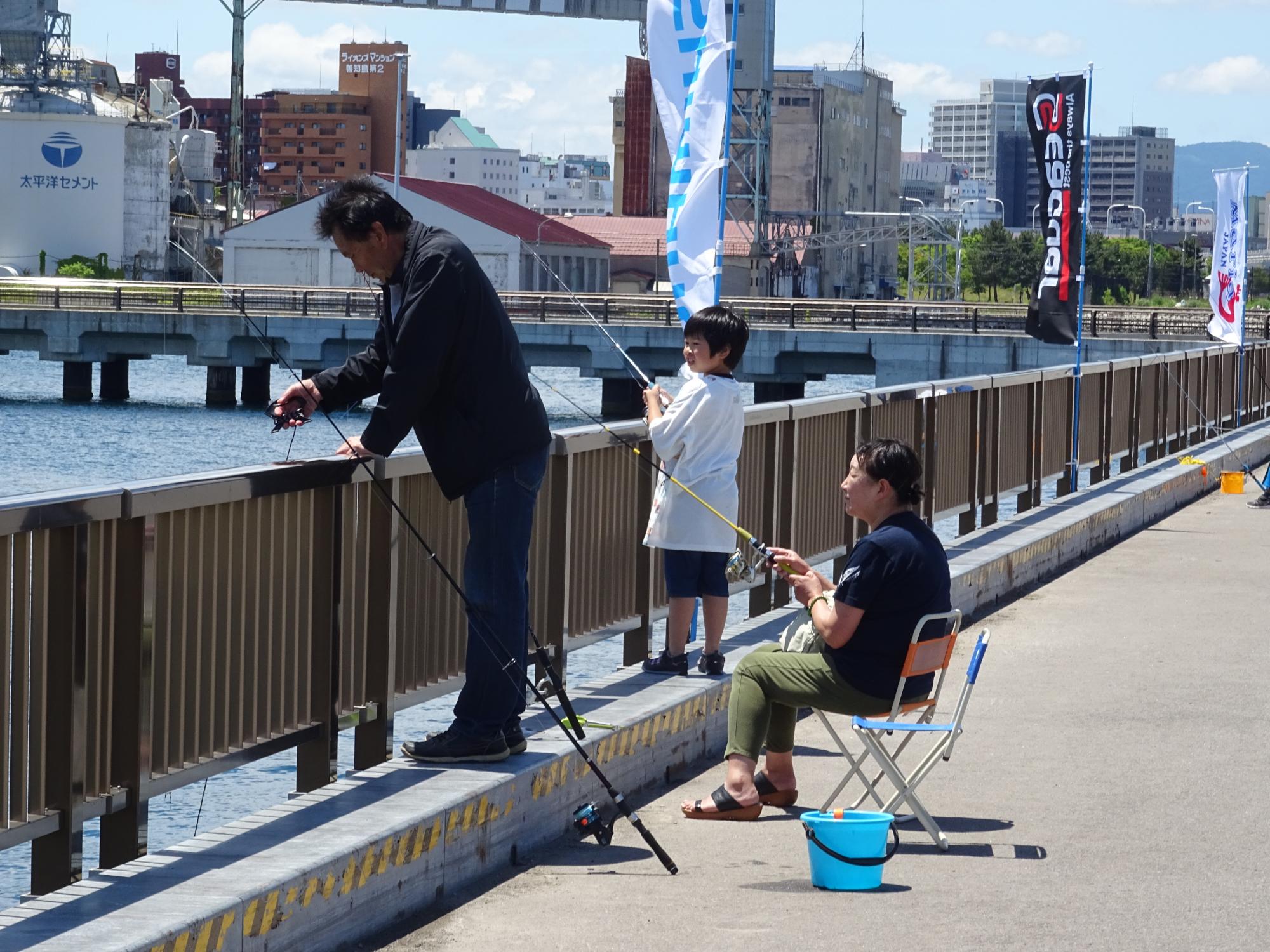 釣りを楽しむ様子