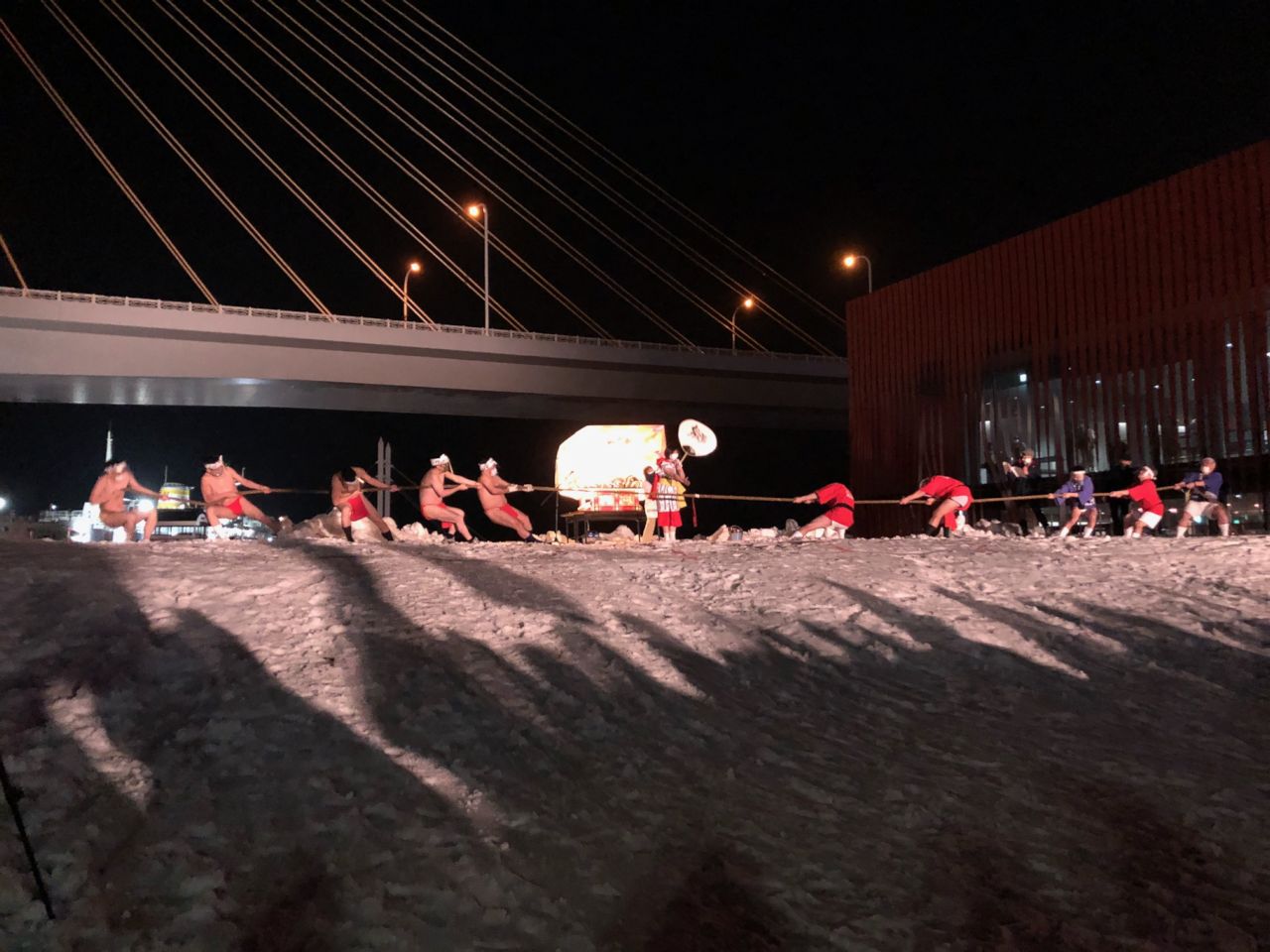 もつけたちによる綱引き