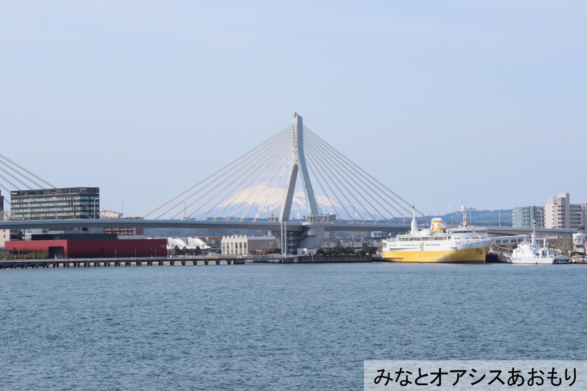 八甲田丸と岩木山の画像