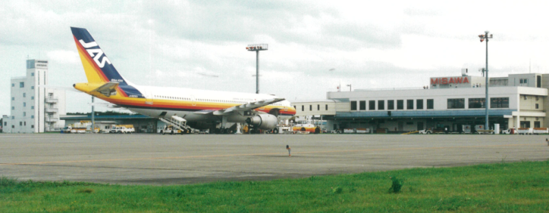 供用中の三沢空港（平成14年）