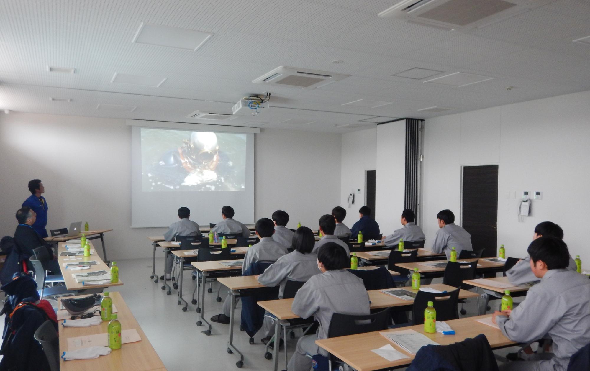 潜水士の体験談を聞く生徒の様子