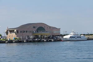 写真：青森港旅客船ターミナルビル