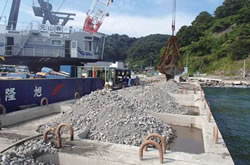 新規の防波堤への中詰め（宮古港）